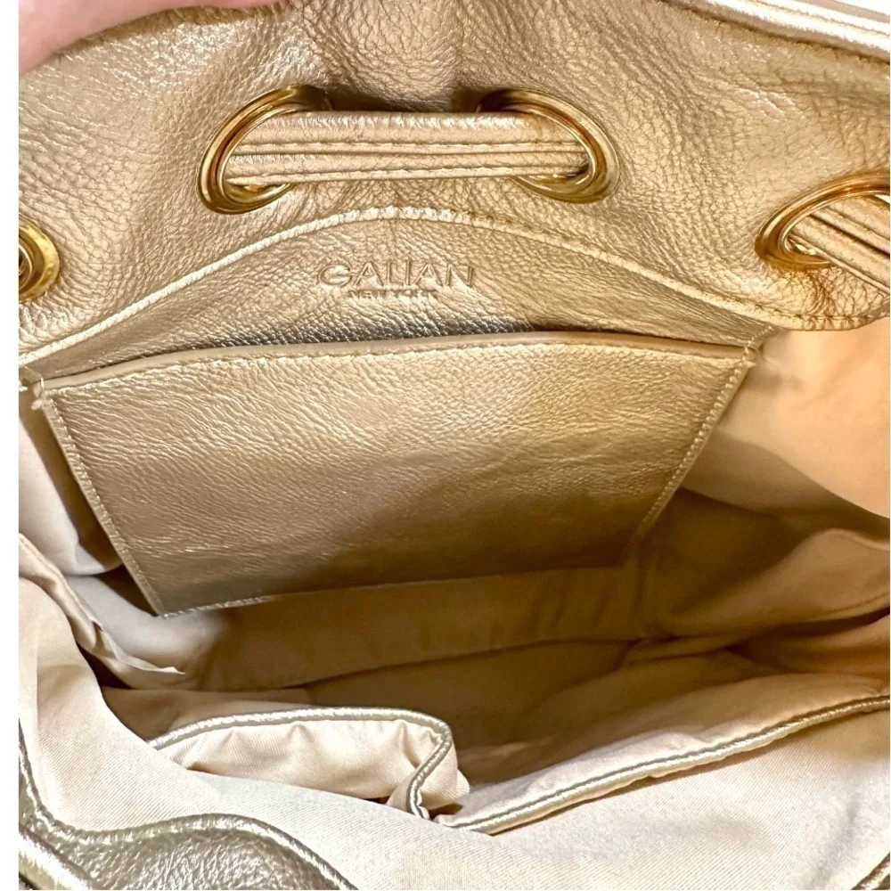 GALIAN, GOLD, BUCKET BAG WITH SIERRA RHINESTONES. ADJUSTABLE STRAP.